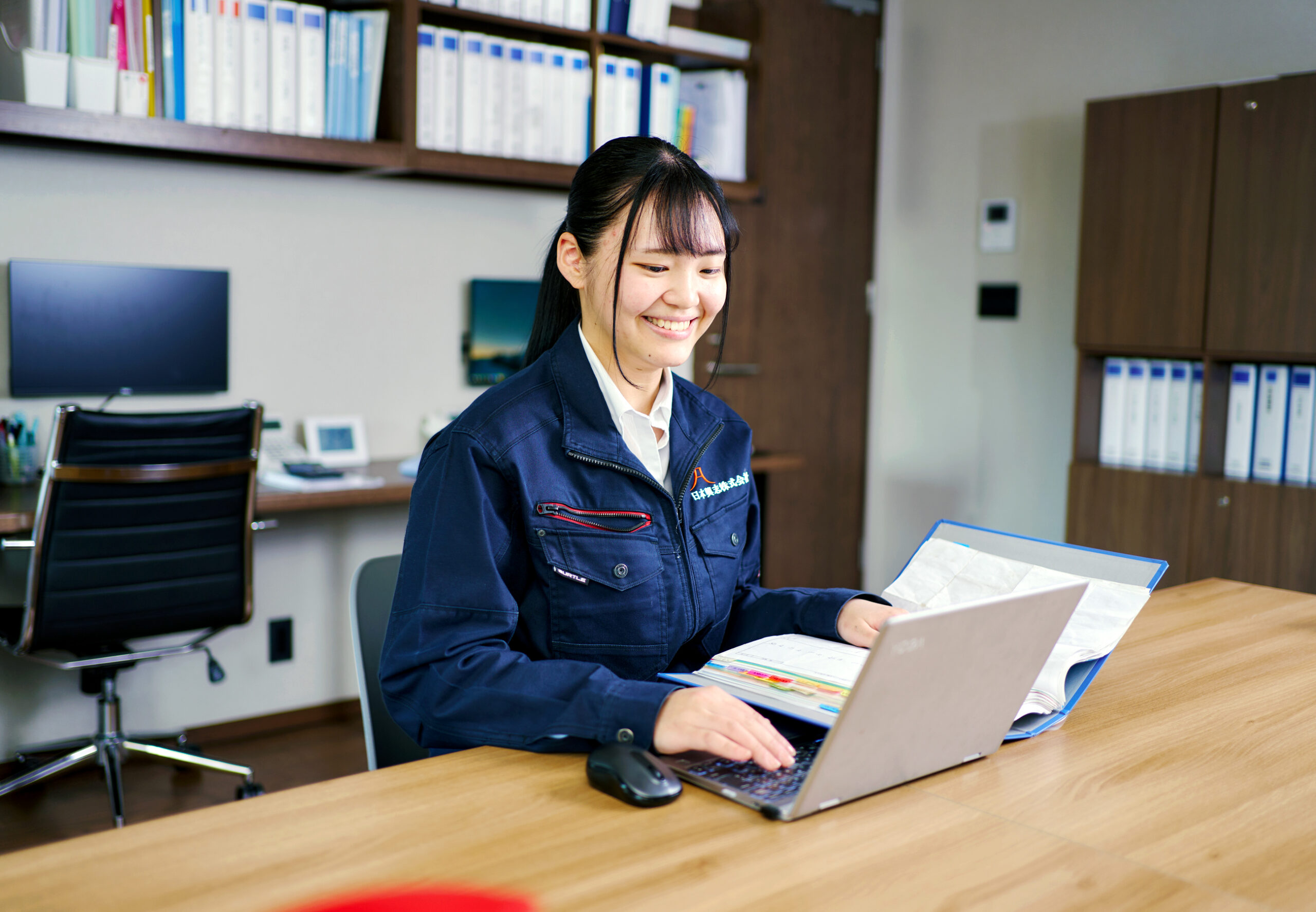 日本興志 総合建設 社員インタビューの女性従業員の作業風景 心を繋いで未来を創る 日本興志