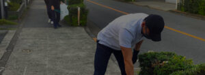 日本興志_総合建設_街の清掃をしている男性従業員